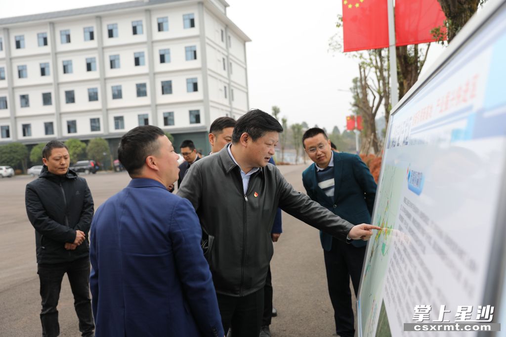 付旭明在桑植工業園B區考察產業發展情況。.jpg 付旭明在桑植工業園B區考察產業發展情況。.jpg