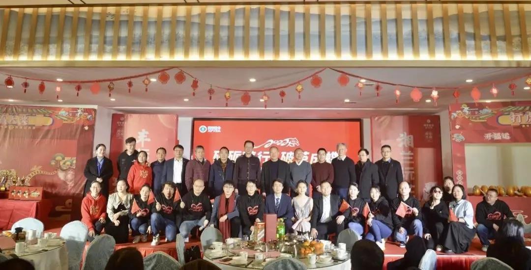 湘豐集團主要領導和嘉賓與部分演職人員合影.jpg 湘豐集團主要領導和嘉賓與部分演職人員合影.jpg