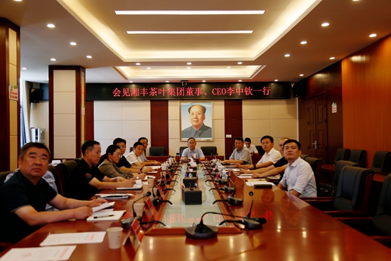 湘豐集團(tuán)董事CEO李中欽博士拜會武陵源區(qū)委書記張龔