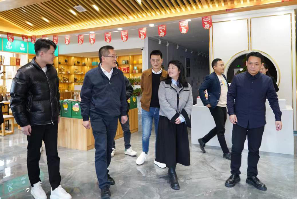 云南怒江州政府副州長馮逆光一行考察湘豐茶業集團 云南怒江州政府副州長馮逆光一行考察湘豐茶業集團