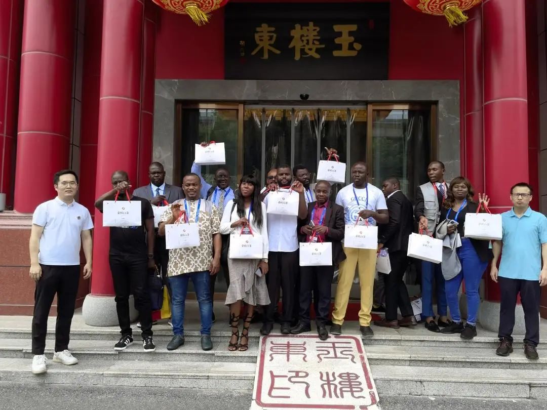 湘豐桑植白茶亮相“第三屆中非經(jīng)貿(mào)博覽會(huì)” 湘豐桑植白茶亮相“第三屆中非經(jīng)貿(mào)博覽會(huì)”