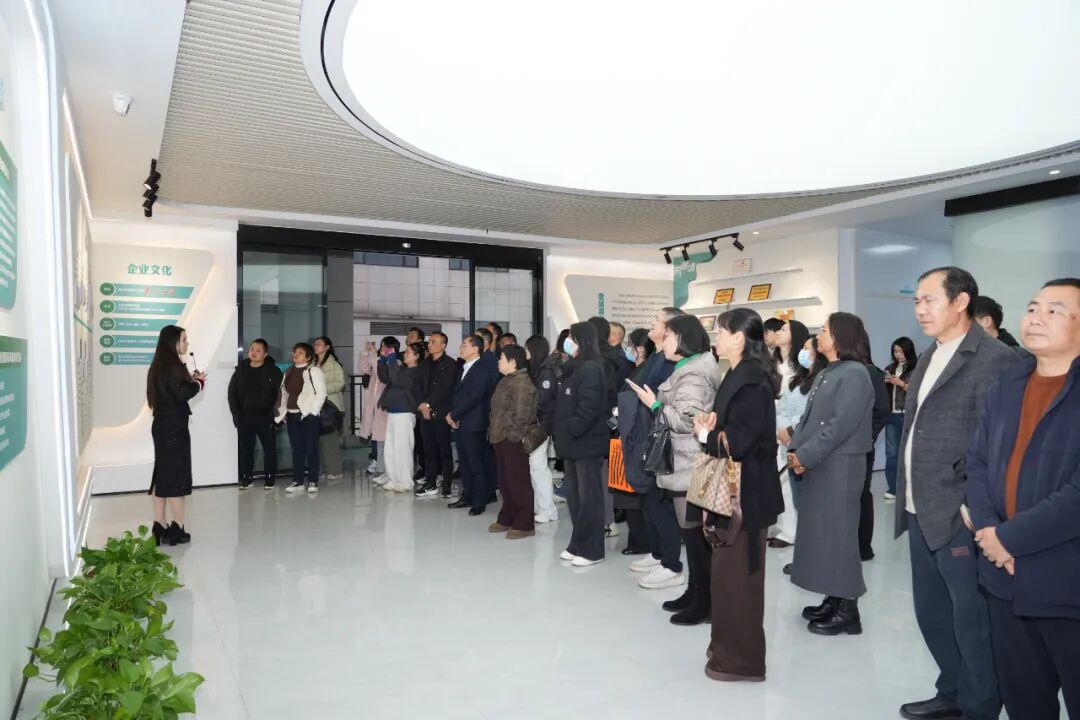 全省農業國際貿易高質量發展業務培訓班赴湘豐茶業集團開展現場觀摩活動:聚焦貿易基地建設 探訪國際化發展路徑 全省農業國際貿易高質量發展業務培訓班赴湘豐茶業集團開展現場觀摩活動:聚焦貿易基地建設 探訪國際化發展路徑